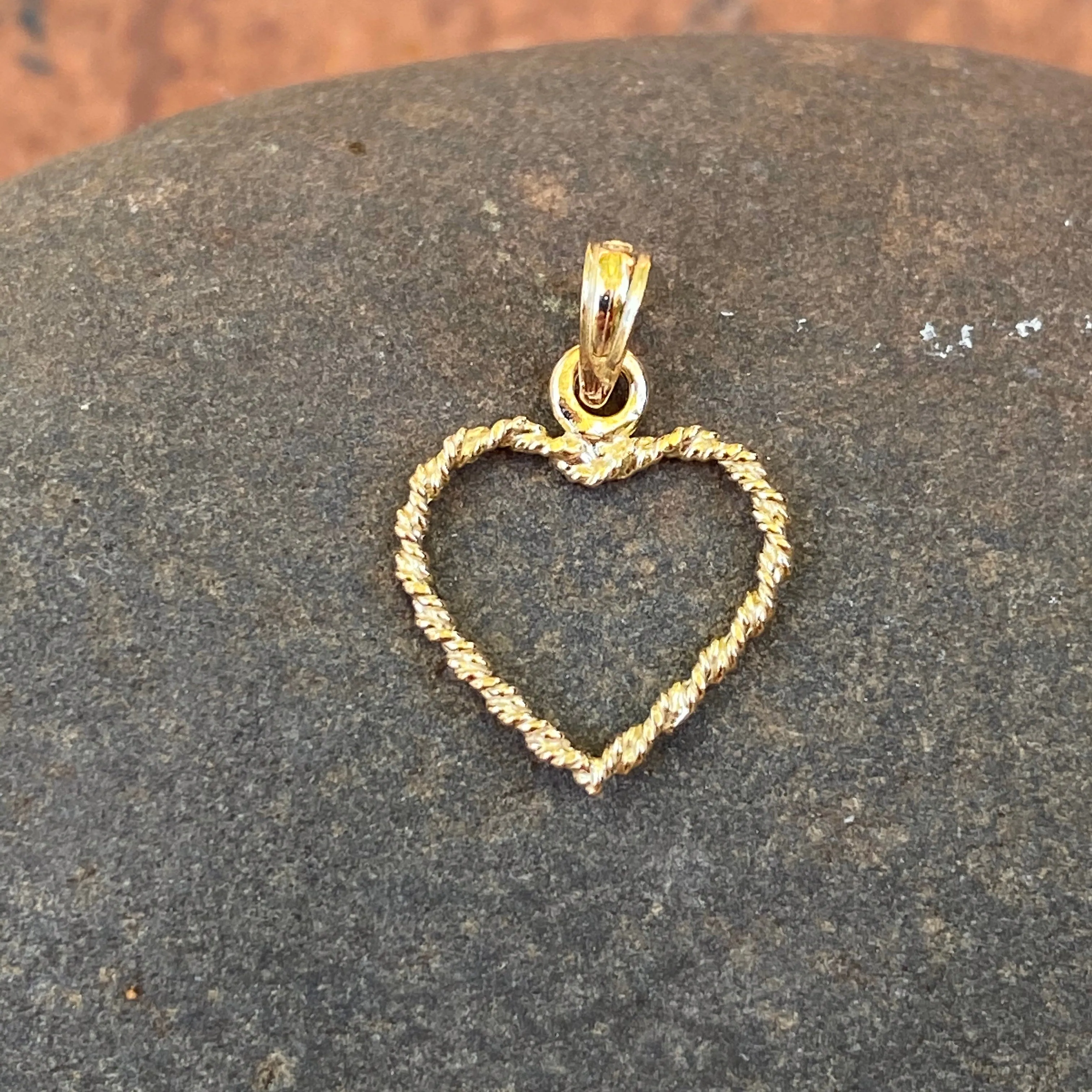 10KT Yellow Gold Rope Twist Open Heart Pendant Charm