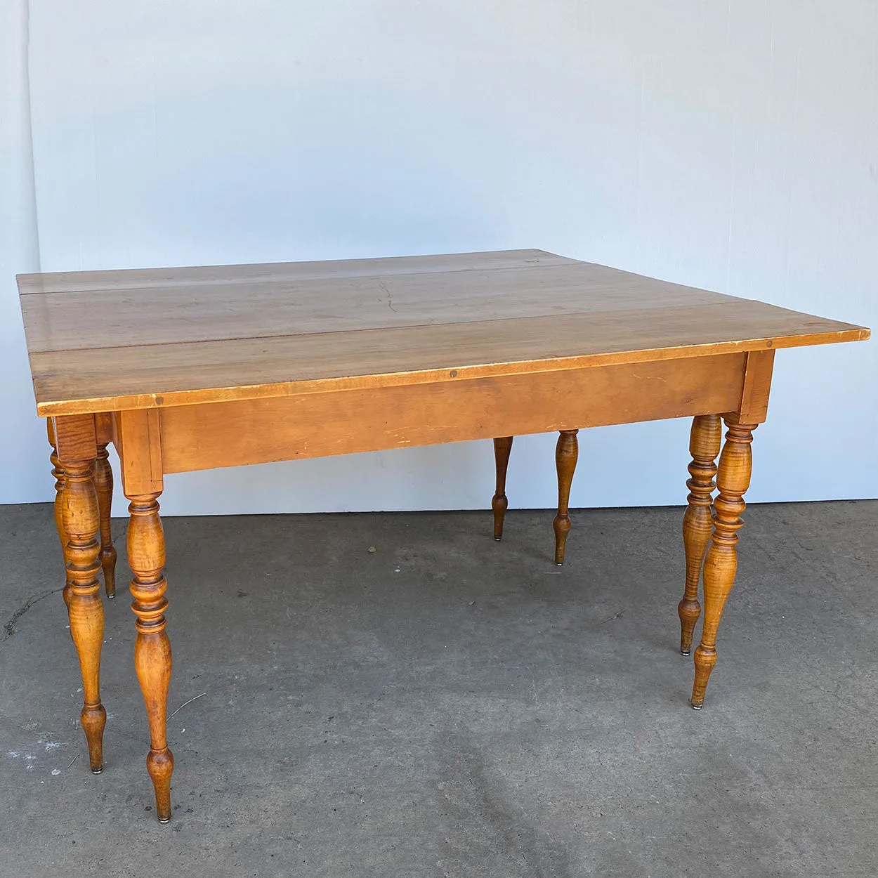 American New England Sheraton Tiger Maple Dining Table