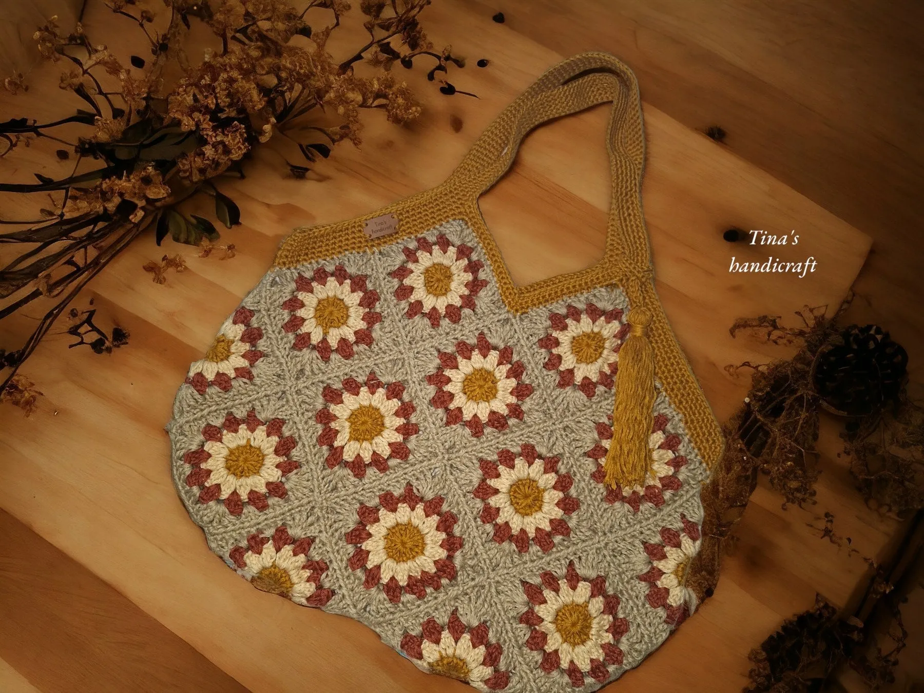 Crochet bag with granny squares motifs