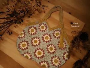 Crochet bag with granny squares motifs