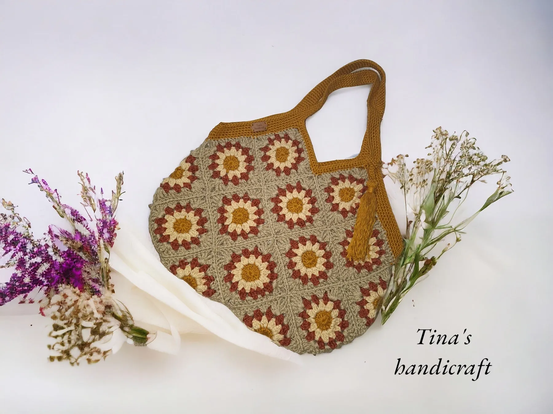 Crochet bag with granny squares motifs